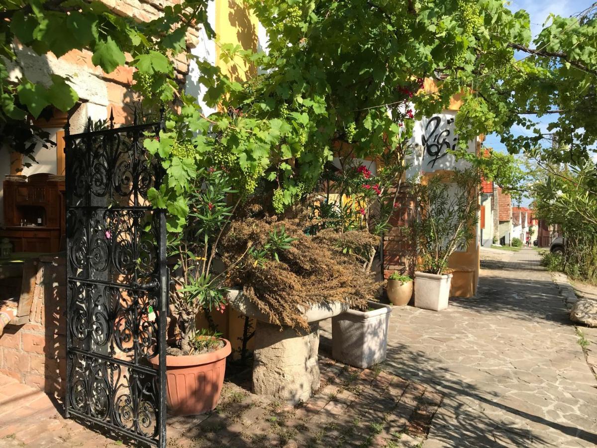 Raspi Apartman Etterem Es Boraszat Fertőrákos Exterior foto